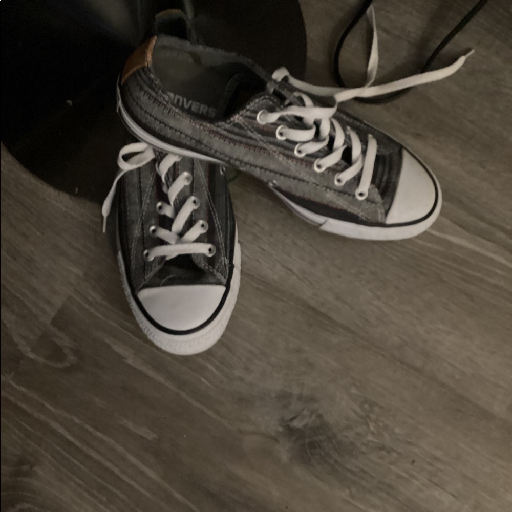 Converse women’s 9- Black & gray w/ red